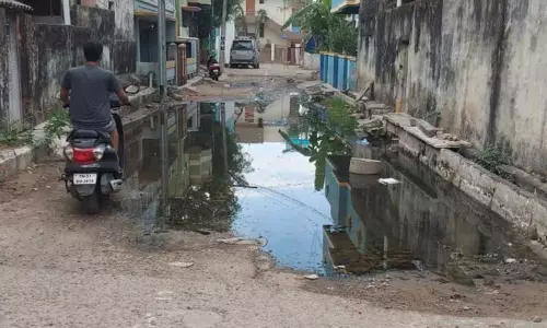 கடலூரில் மழைநீருடன் கழிவுநீரும் தேங்கி நிற்பதால் சுகாதார சீர்கேடு மாநகராட்சி நிர்வாகம் நடவடிக்கை எடுக்குமா? கடலூரில் மழைநீருடன் கழிவுநீரும் தேங்கி நிற்பதால் சுகாதார சீர்கேடு மாநகராட்சி நிர்வாகம் நடவடிக்கை எடுக்குமா?