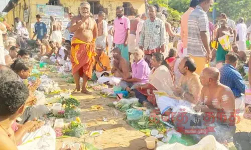 காவிரி கரையில் முன்னோர்களுக்கு தர்ப்பணம் காவிரி கரையில் முன்னோர்களுக்கு தர்ப்பணம்