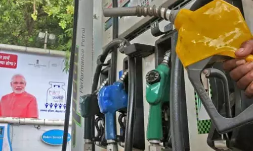குண்டு வீச்சு சம்பவம் எதிரொலி: கேன், பாட்டில்களில் பெட்ரோல் வழங்குவது தற்காலிக நிறுத்தம் போலீசாரின் அறிவுரையை ஏற்று பெட்ரோலிய விற்பனையாளர்கள் சங்கம் அறிவிப்பு குண்டு வீச்சு சம்பவம் எதிரொலி: கேன், பாட்டில்களில் பெட்ரோல் வழங்குவது தற்காலிக நிறுத்தம் போலீசாரின் அறிவுரையை ஏற்று பெட்ரோலிய விற்பனையாளர்கள் சங்கம் அறிவிப்பு