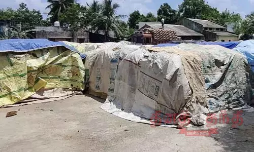 தேங்கிக்கிடக்கும் நெல் மூட்டைகள் தேங்கிக்கிடக்கும் நெல் மூட்டைகள்