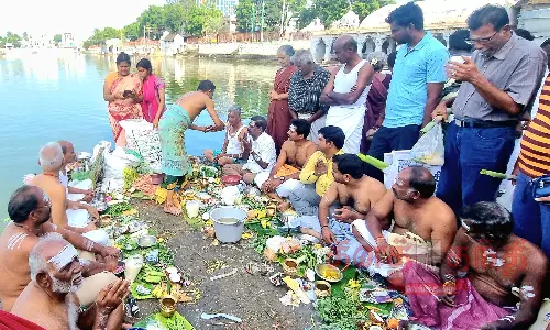 திருவாரூர் தியாகராஜர் கோவில் கமலாலய குளத்தில் திரளானோர் புனித நீராடினர் திருவாரூர் தியாகராஜர் கோவில் கமலாலய குளத்தில் திரளானோர் புனித நீராடினர்