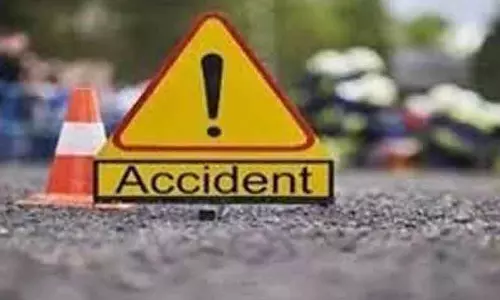 மோட்டார் சைக்கிள்-டிராக்டர் நேருக்கு நேர் மோதல்; புதுமாப்பிள்ளை பலி மோட்டார் சைக்கிள்-டிராக்டர் நேருக்கு நேர் மோதல்; புதுமாப்பிள்ளை பலி