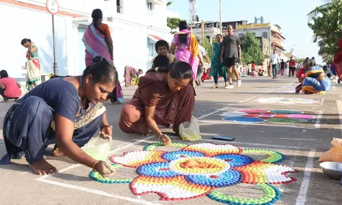 கடற்கரை சாலையில் கோலப்போட்டி கடற்கரை சாலையில் கோலப்போட்டி