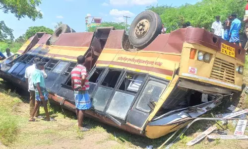 பஸ் தலைகுப்புற கவிழ்ந்து 32 பயணிகள் படுகாயம் பஸ் தலைகுப்புற கவிழ்ந்து 32 பயணிகள் படுகாயம்