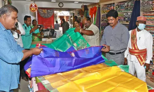 விழுப்புரம் கோ-ஆப்டெக்சில் சிறப்பு விற்பனை விழுப்புரம் கோ-ஆப்டெக்சில் சிறப்பு விற்பனை