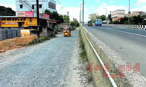 அரியலூர் ரெயில்வே மேம்பாலத்தின் இருபுறமும் சர்வீஸ் சாலை அமைக்கப்படுமா? அரியலூர் ரெயில்வே மேம்பாலத்தின் இருபுறமும் சர்வீஸ் சாலை அமைக்கப்படுமா?