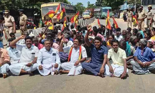பொதுமக்களுடன் தே.மு.தி.க.வினர் சாலை மறியல் பொதுமக்களுடன் தே.மு.தி.க.வினர் சாலை மறியல்