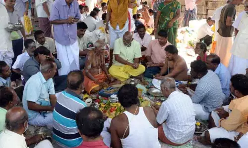முன்னோர்களுக்கு பொதுமக்கள் தர்ப்பணம் முன்னோர்களுக்கு பொதுமக்கள் தர்ப்பணம்