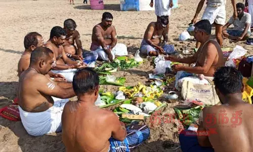 நாகை, வேதாரண்யம் கடற்கரையில் முன்னோர்களுக்கு தர்ப்பணம் கொடுத்த பொதுமக்கள் நாகை, வேதாரண்யம் கடற்கரையில் முன்னோர்களுக்கு தர்ப்பணம் கொடுத்த பொதுமக்கள்