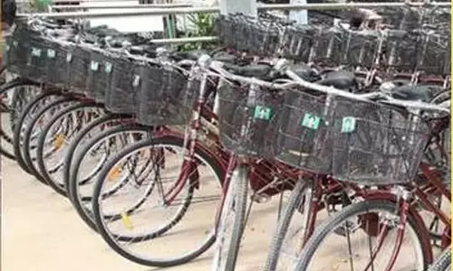அரசு பள்ளி மாணவர்களுக்கு விலையில்லா சைக்கிள் வழங்கும் நிகழ்ச்சி அரசு பள்ளி மாணவர்களுக்கு விலையில்லா சைக்கிள் வழங்கும் நிகழ்ச்சி