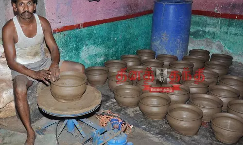 மின்கட்டண உயர்வு, மூலப்பொருட்கள் கிடைப்பதில் சிரமம் மண்பாண்ட தொழிலாளர்களின் வாழ்வில் ஒளி வீசுமா? அரசு உதவிக்கரம் நீட்ட கோரிக்கை மின்கட்டண உயர்வு, மூலப்பொருட்கள் கிடைப்பதில் சிரமம் மண்பாண்ட தொழிலாளர்களின் வாழ்வில் ஒளி வீசுமா? அரசு உதவிக்கரம் நீட்ட கோரிக்கை