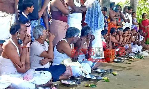 மகாளய அமாவாசையையொட்டி காவிரி ஆற்றில் குவிந்த பொதுமக்கள் முன்னோர்களுக்கு தர்ப்பணம் கொடுத்தனர் மகாளய அமாவாசையையொட்டி காவிரி ஆற்றில் குவிந்த பொதுமக்கள் முன்னோர்களுக்கு தர்ப்பணம் கொடுத்தனர்