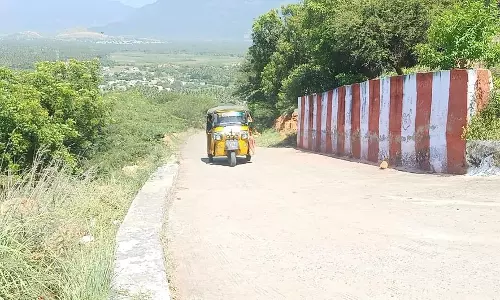 வத்தலக்குண்டு அருகே மலைக்கோவிலில் செங்குத்தான சாலையால் திணறும் பக்தர்கள் வத்தலக்குண்டு அருகே மலைக்கோவிலில் செங்குத்தான சாலையால் திணறும் பக்தர்கள்