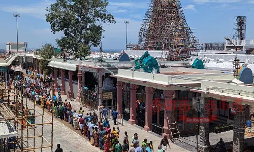 வார விடுமுறைையயொட்டி பழனி முருகன் கோவிலில் அலைமோதிய பக்தர்கள் வார விடுமுறைையயொட்டி பழனி முருகன் கோவிலில் அலைமோதிய பக்தர்கள்