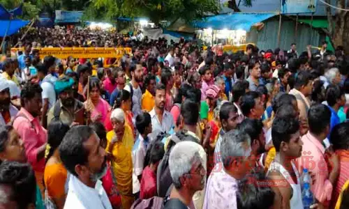 சதுரகிரி சுந்தர மகாலிங்கம் கோவிலில் குவிந்த பக்தர்கள் சதுரகிரி சுந்தர மகாலிங்கம் கோவிலில் குவிந்த பக்தர்கள்