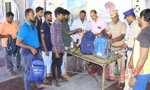 தொடர் பெட்ரோல் குண்டுவீச்சு எதிரொலி; ரெயில் நிலையத்தில் போலீசார் தீவிர சோதனை தொடர் பெட்ரோல் குண்டுவீச்சு எதிரொலி; ரெயில் நிலையத்தில் போலீசார் தீவிர சோதனை