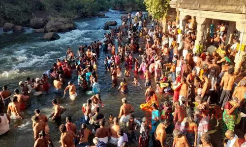 தாமிரபரணி ஆற்றங்கரையில் பொதுமக்கள் தர்ப்பணம் தாமிரபரணி ஆற்றங்கரையில் பொதுமக்கள் தர்ப்பணம்