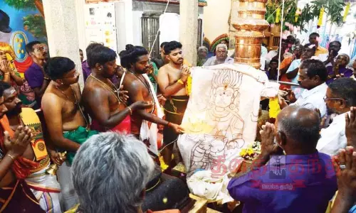 அம்மன் கோவில்களில் தசரா திருவிழா கொடியேற்றத்துடன் தொடங்கியது அம்மன் கோவில்களில் தசரா திருவிழா கொடியேற்றத்துடன் தொடங்கியது