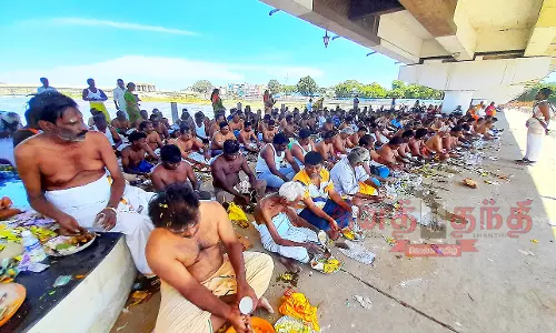 மதுரை வைகை ஆற்றில் முன்னோர்களுக்கு தர்ப்பணம் மதுரை வைகை ஆற்றில் முன்னோர்களுக்கு தர்ப்பணம்