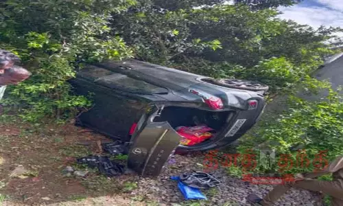 கொடுமுடி அருகே சாலையோரத்தில் கார் குப்புற கவிழ்ந்து விபத்து கொடுமுடி அருகே சாலையோரத்தில் கார் குப்புற கவிழ்ந்து விபத்து