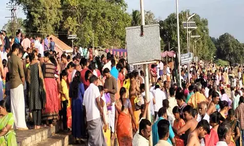 புரட்டாசி மகாளய அமாவாசையையொட்டி கொடுமுடி காவிரி கரையில் முன்னோர்களுக்கு திதி- தர்ப்பணம் கொடுத்து பக்தர்கள் வழிபாடு புரட்டாசி மகாளய அமாவாசையையொட்டி கொடுமுடி காவிரி கரையில் முன்னோர்களுக்கு திதி- தர்ப்பணம் கொடுத்து பக்தர்கள் வழிபாடு