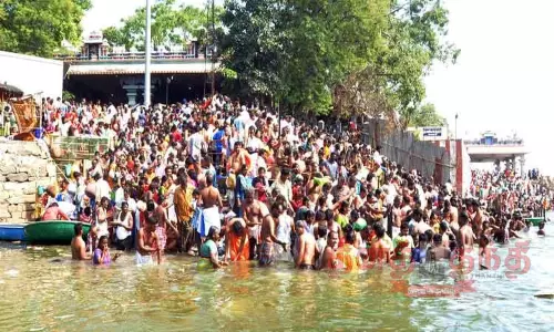 மகாளய அமாவாசையையொட்டி பவானி கூடுதுறையில் லட்சக்கணக்கான பக்தர்கள் புனிதநீராடினர்; முன்னோர்களுக்கு திதி, தர்ப்பணம் கொடுத்து வழிபாடு மகாளய அமாவாசையையொட்டி பவானி கூடுதுறையில் லட்சக்கணக்கான பக்தர்கள் புனிதநீராடினர்; முன்னோர்களுக்கு திதி, தர்ப்பணம் கொடுத்து வழிபாடு