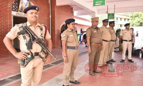 பெட்ரோல் குண்டு வீச்சு சம்பவம் எதிரொலி: ஈரோடு ரெயில் நிலையத்தில் துப்பாக்கி ஏந்திய போலீஸ் பாதுகாப்பு பெட்ரோல் குண்டு வீச்சு சம்பவம் எதிரொலி: ஈரோடு ரெயில் நிலையத்தில் துப்பாக்கி ஏந்திய போலீஸ் பாதுகாப்பு