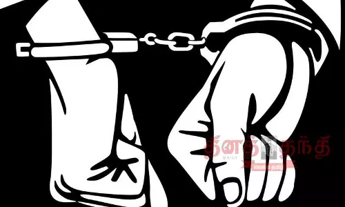 டிபன் கடைக்காரரிடம் கத்தியை காட்டி பணம் பறித்த 2 பேர் கைது டிபன் கடைக்காரரிடம் கத்தியை காட்டி பணம் பறித்த 2 பேர் கைது