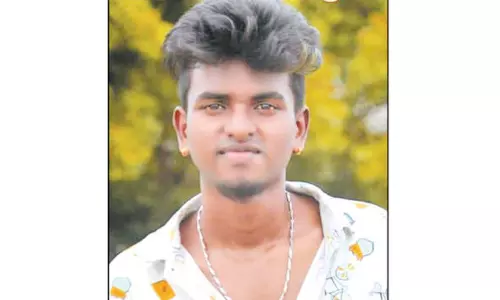 லாரி சக்கரத்தில் சிக்கி பிளஸ்-2 மாணவர் பலி