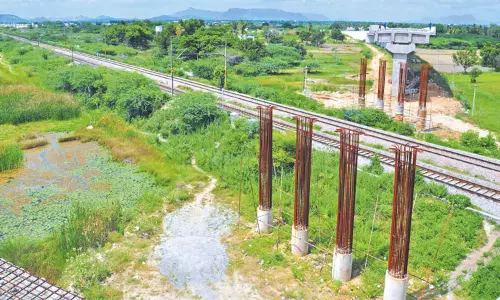 போக்குவரத்து நெரிசலால் சிக்கி தவிக்கும் திருத்தணி நகரம்; புறவழிச்சாலை பணிகள் விரைந்து முடிக்கப்படுமா? பொதுமக்கள் எதிர்பார்ப்பு