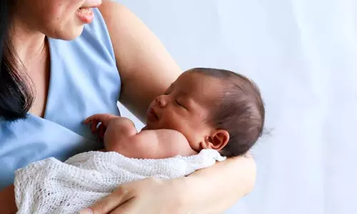 தானேயில் தாயின் கையில் இருந்த குழந்தையை பறிக்க முயன்ற குரங்கு- போராடி மீட்டதில் குழந்தை படுகாயம் தானேயில் தாயின் கையில் இருந்த குழந்தையை பறிக்க முயன்ற குரங்கு- போராடி மீட்டதில் குழந்தை படுகாயம்