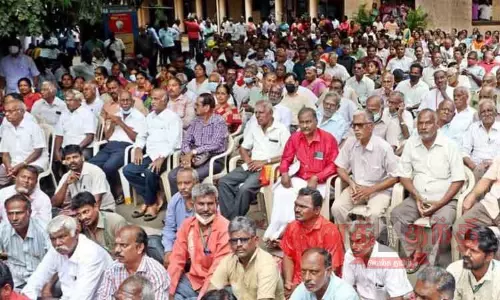 மின்வாரிய ஊழியர்கள் காத்திருப்பு போராட்டம்