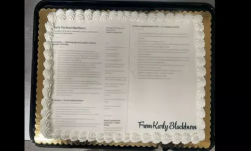 வேலைவேண்டி வித்தியாசமான முயற்சி: கேக்கில் ரெஸ்யூம் எழுதி விண்ணப்பித்த பெண்..!!