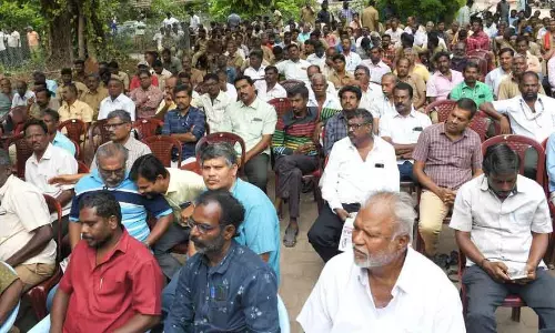 மின்வாரிய தொழிலாளர்கள் காத்திருப்பு போராட்டம்