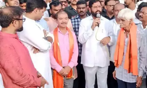 பால்தாக்கரேவிடம் 30 ஆண்டுகளாக பணியாற்றிய உதவியாளர்கள் ஷிண்டே அணியில் இணைந்தனர்