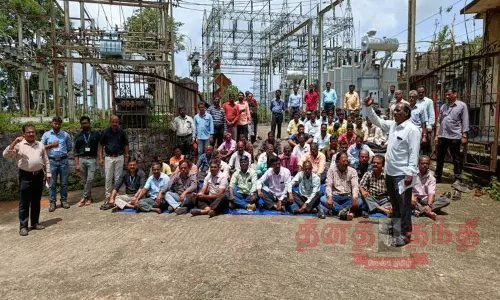 பொறியாளர்கள், பணியாளர்கள் காத்திருப்பு போராட்டம் பொறியாளர்கள், பணியாளர்கள் காத்திருப்பு போராட்டம்