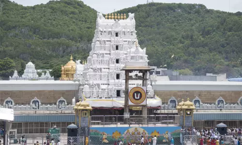பிரம்மோற்சவ விழாவையொட்டி திருமலையில் 3 அடுக்கு போலீஸ் பாதுகாப்பு பிரம்மோற்சவ விழாவையொட்டி திருமலையில் 3 அடுக்கு போலீஸ் பாதுகாப்பு