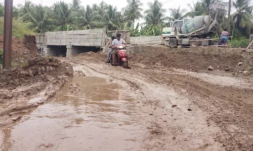மந்தமாக நடைபெறும் மேம்பாலம் கட்டும் பணி மந்தமாக நடைபெறும் மேம்பாலம் கட்டும் பணி