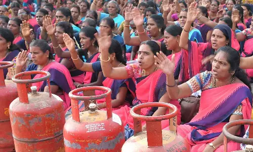சமையல் கியாஸ் சிலிண்டர்களுடன் அங்கன்வாடி ஊழியர்கள் ஆர்ப்பாட்டம்