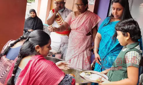நாமக்கல் நகராட்சி தொடக்கப்பள்ளியில்  மாணவர்களுக்கு காலை உணவு வழங்கும் பணியை கலெக்டர் ஆய்வு