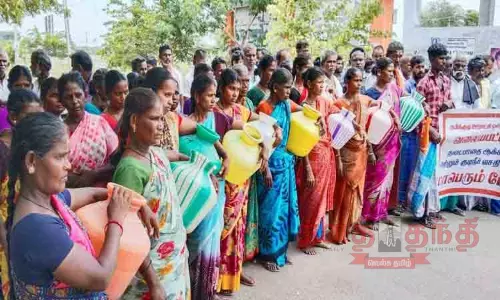 குடிநீர் வசதி கேட்டு காலிகுடங்களுடன் கலெக்டர் அலுவலகத்திற்கு வந்த கிராம மக்கள்