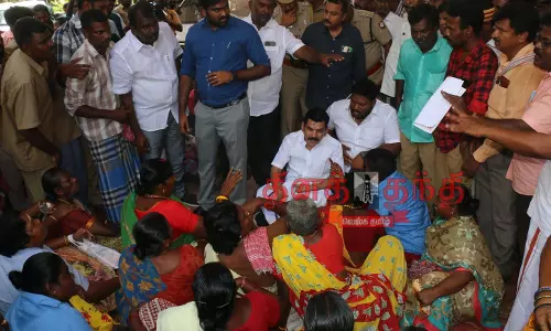 நெல்லை மாநகராட்சியில் தூய்மை பணியாளர்கள் முற்றுகை போராட்டம்