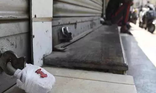 2 கடைகளுக்கு `சீல்