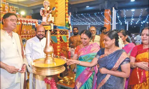 பிரமாண்ட கொலுவுடன் வடபழனி முருகன் கோவிலில் நவராத்திரி விழா தொடங்கியது