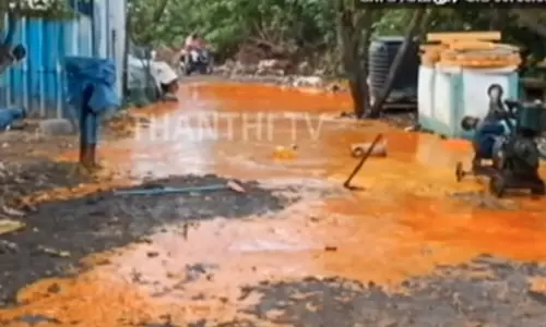 காசிமேடு மீன்பிடி துறைமுக பகுதியில் நிலத்தடியில் பதிக்கப்பட்ட குழாயில் விரிசல் - குளம்போல் தேங்கிய சமையல் எண்ணெய்