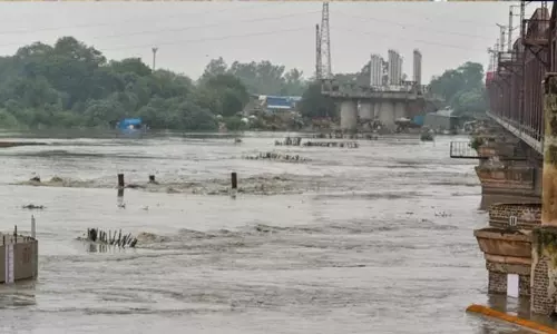 டெல்லி: யமுனை ஆற்றில் வெள்ளப்பெருக்கு.. அபாய அளவை தாண்டியதால் கரையோர மக்கள் வெளியேற்றம்..!