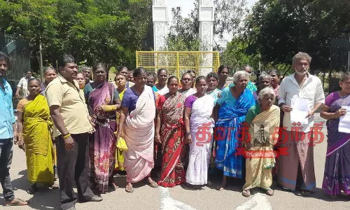 வீடுகளை காலி செய்ய ரெயில்வே நிர்வாகம் வலியுறுத்துவதால்  மாற்று இடம் கேட்டு மக்கள் மனு