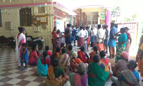 கோவில் அருகே கழிப்பறை கட்ட எதிர்ப்பு:  நகராட்சி அலுவலகத்தை  முற்றுகையிட்ட பெண்கள்