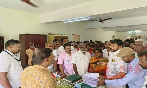 ஆனைமலை பஸ் நிறுத்தம் அருகே உள்ள டாஸ்மாக் கடையை வேறு இடத்திற்கு மாற்ற வேண்டும்- துணை தாசில்தாரிடம் பொதுமக்கள் மனு