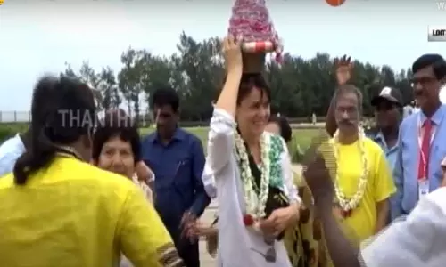 மாமல்லபுரத்தில் கரகத்துடன் ஆடிய இங்கிலாந்து பெண்..! - ரசித்து பார்த்த சுற்றுலா வாசிகள்